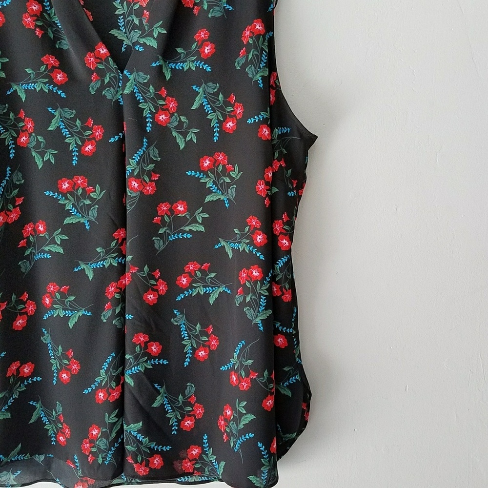 ❌Sold❌VINCE Camuto  Floral tunic TOP v NECK - Picture 5 of 8
